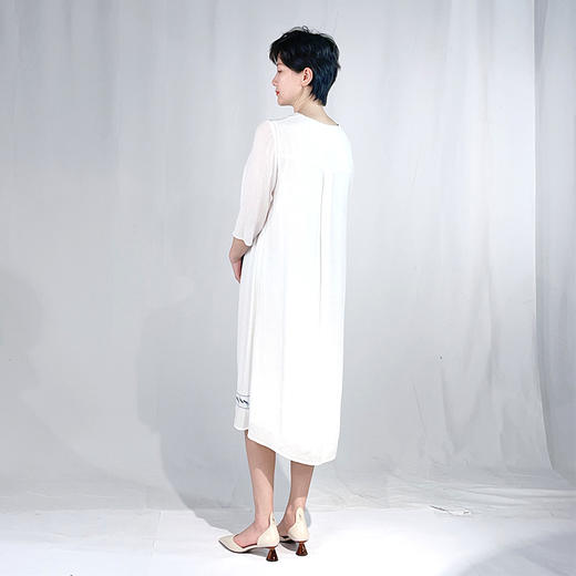 圣三利女装新春夏季中长款V领刺绣连衣裙SL2017227 商品图4