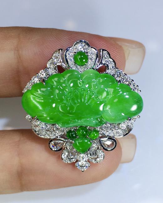 402002 18k金翡翠宝相花吊坠 木纳高冰种阳绿色，尺寸：整体：27.1×23.5x9.15mm，裸石：23.2x11.3x2.3mm，金重：5.93克，钻：0.063克拉。 超值价：33180， 商品图6