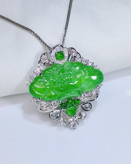 402002 18k金翡翠宝相花吊坠 木纳高冰种阳绿色，尺寸：整体：27.1×23.5x9.15mm，裸石：23.2x11.3x2.3mm，金重：5.93克，钻：0.063克拉。 超值价：33180， 商品图2