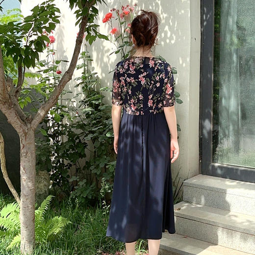 圣三利女装 气质优雅印花拼接收腰散摆连衣裙SL2027335 商品图2