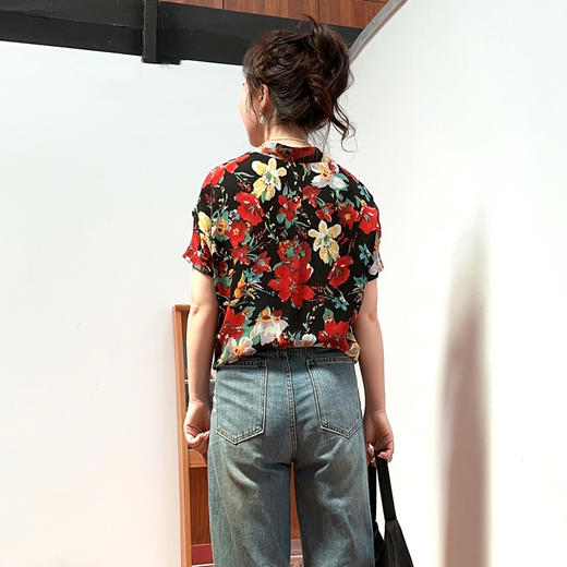 圣三利女装 新款V领100%桑蚕丝褶皱国风印花上衣小衫SL2022149 商品图2