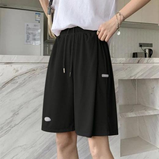阔腿裤女孩们的夏日必备！精选冰丝面料，轻盈透气，高腰设计显瘦，恰到好处的长度展现垂感，梨型身材也能穿出自信优雅。 商品图4
