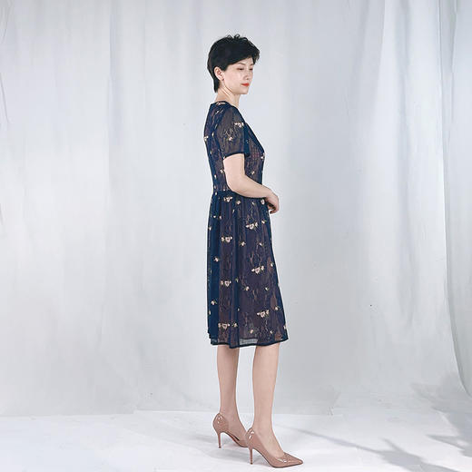 圣三利女装 新款花朵刺绣蕾丝中长款收腰散摆连衣裙SL2027109 商品图1