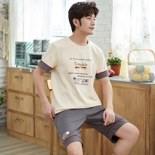 新款睡衣男来袭！轻松穿搭，舒适的纯棉面料，清凉的短袖短裤设计，让你在家中也能穿出酷感。卡通韩版设计，时尚有趣，青少年学生可外出运动的必备家居服，让你的夏日不再单调！ 商品图1