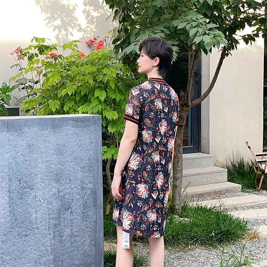 圣三利女装 新款时尚休闲镂空罗纹领印花中长款花色运动休闲连衣裙SL2027212 商品图1