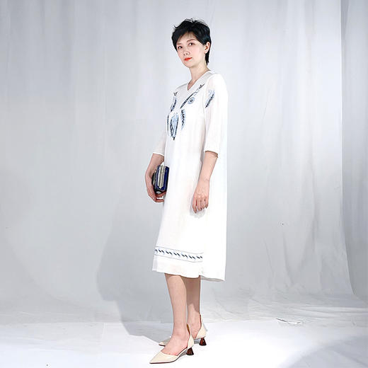 圣三利女装新春夏季中长款V领刺绣连衣裙SL2017227 商品图3