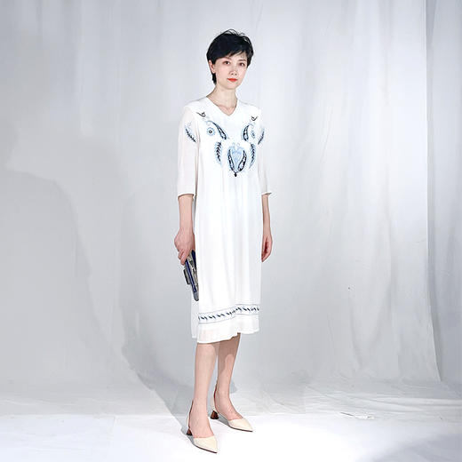 圣三利女装新春夏季中长款V领刺绣连衣裙SL2017227 商品图2
