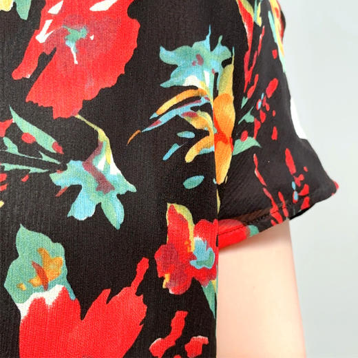 圣三利女装 新款V领100%桑蚕丝褶皱国风印花上衣小衫SL2022149 商品图4