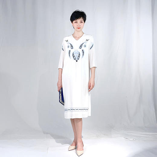 圣三利女装新春夏季中长款V领刺绣连衣裙SL2017227 商品图1
