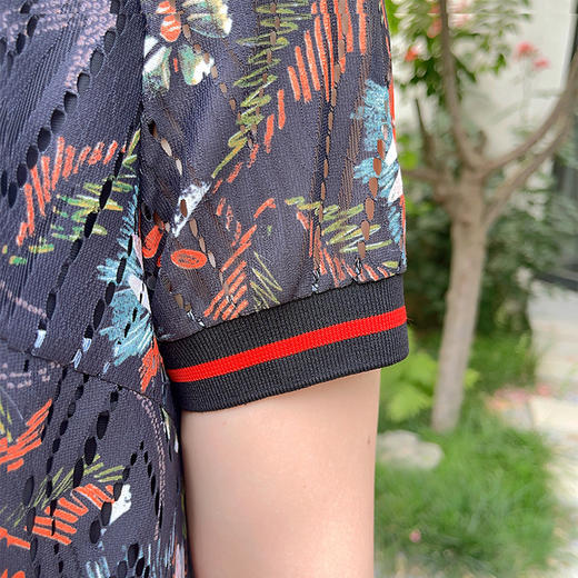 圣三利女装 新款时尚休闲镂空罗纹领印花中长款花色运动休闲连衣裙SL2027212 商品图4