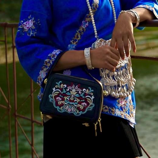 深山集市 刺绣单肩手提斜挎包 商品图3