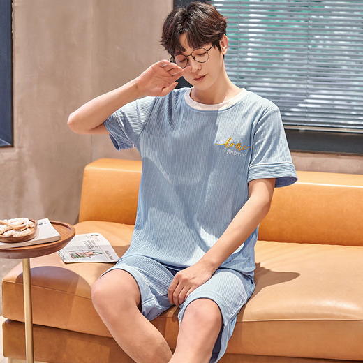 新款睡衣男来袭！轻松穿搭，舒适的纯棉面料，清凉的短袖短裤设计，让你在家中也能穿出酷感。卡通韩版设计，时尚有趣，青少年学生可外出运动的必备家居服，让你的夏日不再单调！ 商品图2