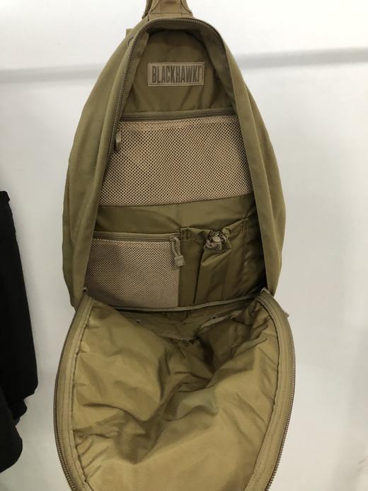 满减活动 黑鹰三角斜挎包特价一个399 商品图1