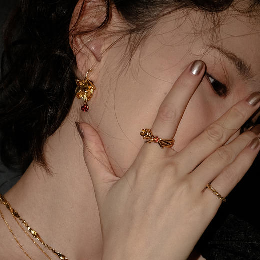 MINT THERAPY 液态蔷薇花不对称耳环 商品图2