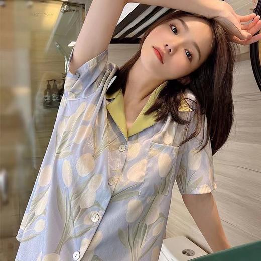 她穿上冰丝睡衣，窗外夜幕低垂。翻开小说，享受一人时光。花开相似，年华不同。这个夏天，请给自己一点呵护，让心静如水，安然入眠！ 商品图0