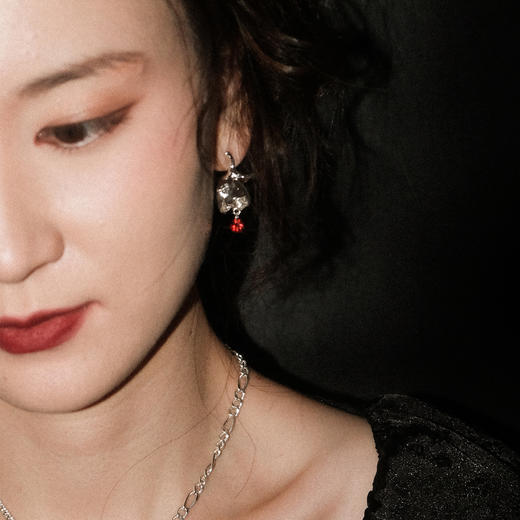 MINT THERAPY 液态蔷薇花不对称耳环 商品图3