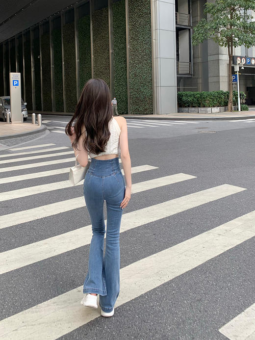 2023新款高腰提臀显瘦牛仔裤女，修身设计展现迷人曲线。微喇叭裤脚修饰腿型，百搭好穿又时尚，上新必备单品！ 商品图2