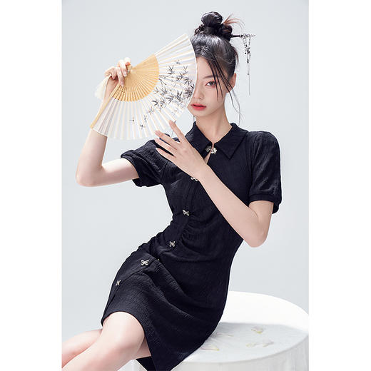 西遇新中式连衣裙女新款POLO领蝴蝶扣禅意黑色旗袍裙V0050552 商品图4