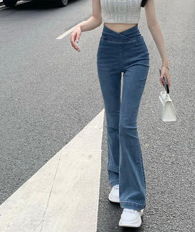 2023新款高腰提臀显瘦牛仔裤女，修身设计展现迷人曲线。微喇叭裤脚修饰腿型，百搭好穿又时尚，上新必备单品！