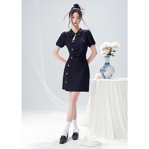 西遇新中式连衣裙女新款POLO领蝴蝶扣禅意黑色旗袍裙V0050552 商品图1