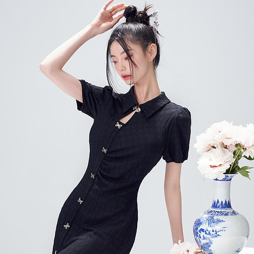 西遇新中式连衣裙女新款POLO领蝴蝶扣禅意黑色旗袍裙V0050552 商品图2