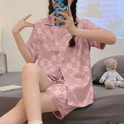 她穿上冰丝睡衣，窗外夜幕低垂。翻开小说，享受一人时光。花开相似，年华不同。这个夏天，请给自己一点呵护，让心静如水，安然入眠！ 商品图1