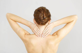 年纪不大，颈纹却条条分明？试试这个方法高效改善