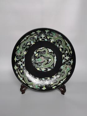 黑地素三彩九龙大盘