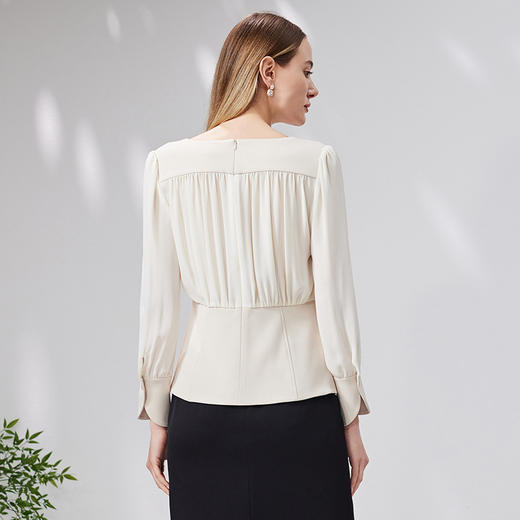 EITIE爱特爱秋季新品通勤百搭优雅舒适圆领小上衣7113804 商品图4