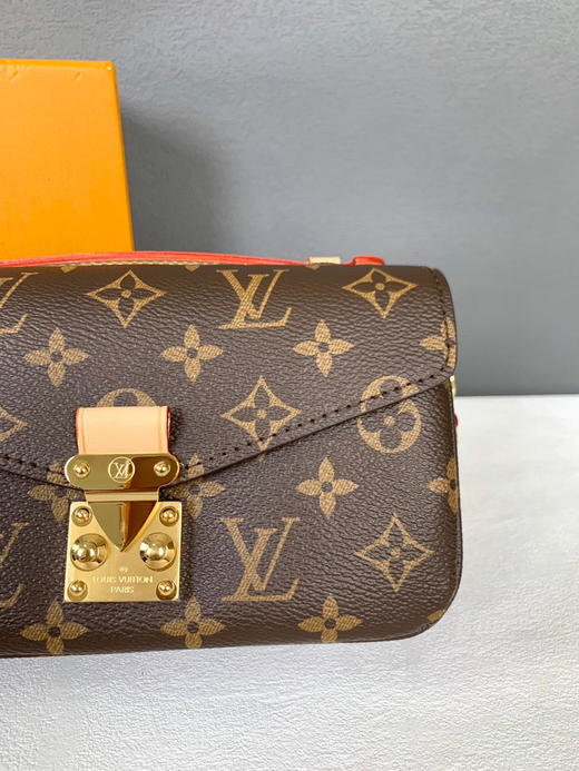 老花邮差包
尺寸：21.5×13.5×6cm 商品图2