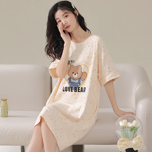 轻松度过炎炎夏日，宽松舒适的夏季新款女士睡裙，可爱的卡通图案，保持宅家生活的舒适感。让combine女和的休闲气息，与棉质卡通睡裙相互融合。欢快的短袖长裙设计，轻松穿搭时尚感！ 商品图3