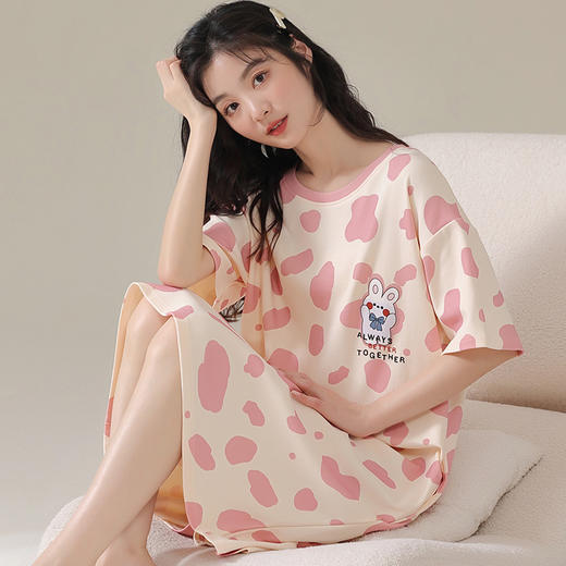 轻松度过炎炎夏日，宽松舒适的夏季新款女士睡裙，可爱的卡通图案，保持宅家生活的舒适感。让combine女和的休闲气息，与棉质卡通睡裙相互融合。欢快的短袖长裙设计，轻松穿搭时尚感！ 商品图4