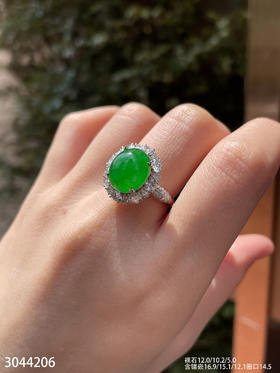 3044206，老坑高冰艳绿蛋面戒指。具体价格微信咨询