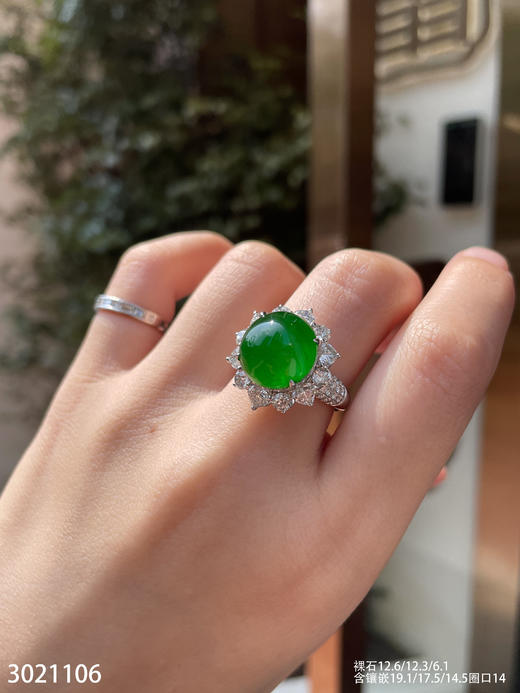 3021106、老坑高冰帝王绿蛋面戒指。具体价格微信咨询 商品图0