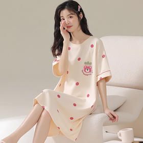 轻松度过炎炎夏日，宽松舒适的夏季新款女士睡裙，可爱的卡通图案，保持宅家生活的舒适感。让combine女和的休闲气息，与棉质卡通睡裙相互融合。欢快的短袖长裙设计，轻松穿搭时尚感！