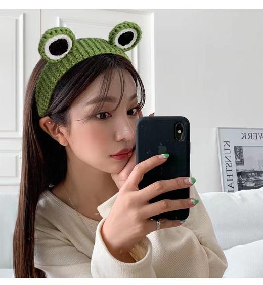 网红款超萌青蛙发箍，可爱大眼睛让你瞬间萌化！毛线针织头箍，柔软舒适不勒头，让你随心所欲发型随意变！防滑压发卡通设计，洗脸、化妆、运动都不松动！四季必备头饰，让你倍感温暖与时尚！ 商品图4