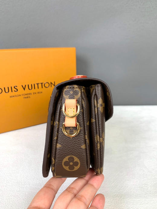 老花邮差包
尺寸：21.5×13.5×6cm 商品图4