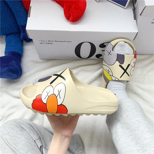 【小红书爆款】情侣款动漫踩屎感夏季外出拖鞋 男女同款防滑运动椰子凉拖鞋 商品图3