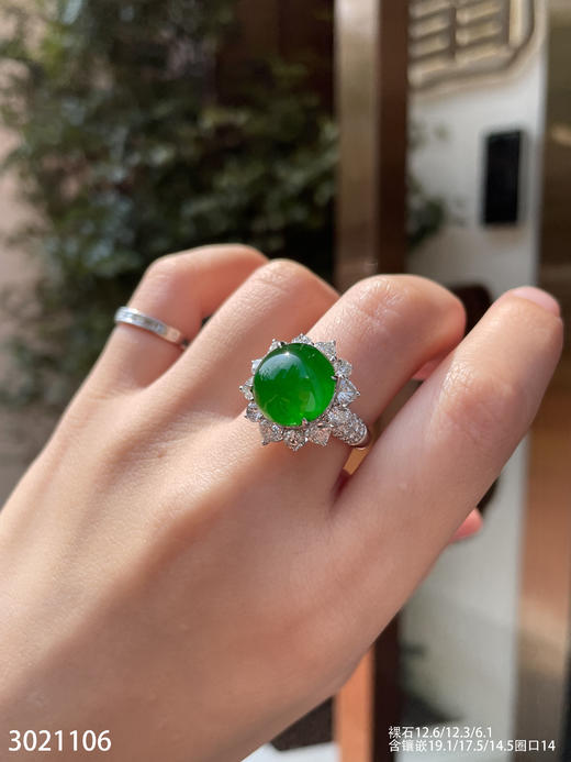 3021106、老坑高冰帝王绿蛋面戒指。具体价格微信咨询 商品图1