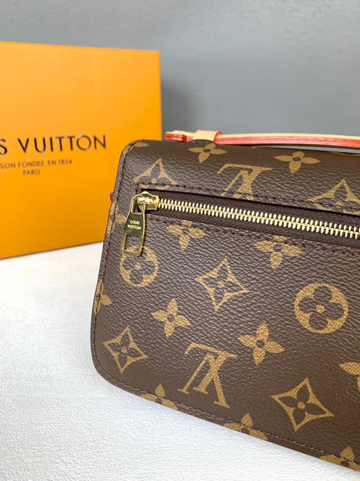 老花邮差包
尺寸：21.5×13.5×6cm 商品图3