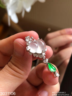 3031106，玻璃木纳葫芦吊坠。具体价格微信咨询