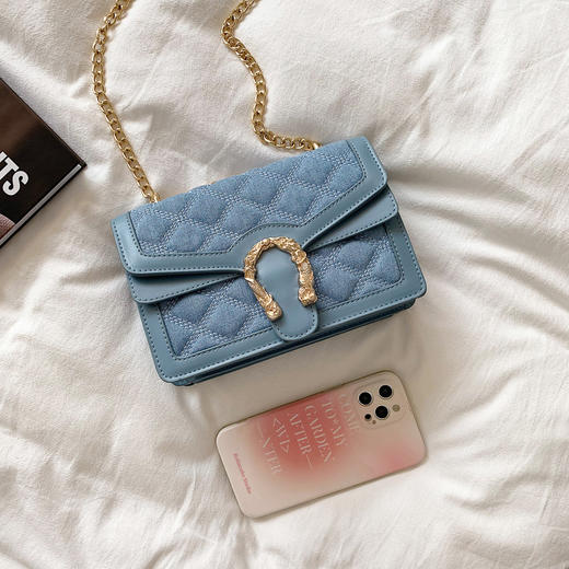 新款时尚韩版女包，百搭洋气菱格锁扣小方包，牛仔布链条斜挎包。时尚与实用完美结合，让你在任何场合都能展现出自信的魅力！ 商品图3