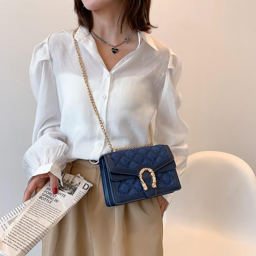 新款时尚韩版女包，百搭洋气菱格锁扣小方包，牛仔布链条斜挎包。时尚与实用完美结合，让你在任何场合都能展现出自信的魅力！ 商品图2