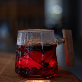 古方炙枣茶 | 百年传承方，以秘制方浸泡红枣，柴火铁锅将外部炒制成炭