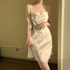 【ins印花纯欲❗️新款性感睡裙女士夏季吊带】材质舒服，舒适柔软顺滑，凉爽透气，穿在身上冰冰凉，冰丝绸睡衣睡衣粉丝专属