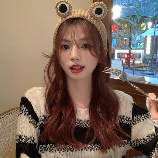 网红款超萌青蛙发箍，可爱大眼睛让你瞬间萌化！毛线针织头箍，柔软舒适不勒头，让你随心所欲发型随意变！防滑压发卡通设计，洗脸、化妆、运动都不松动！四季必备头饰，让你倍感温暖与时尚！ 商品图3