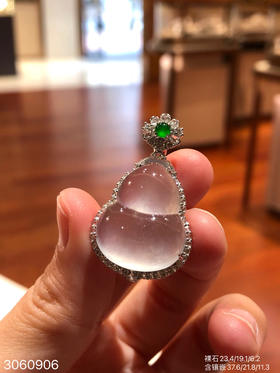 3060906，玻璃葫芦吊坠。具体价格微信咨询