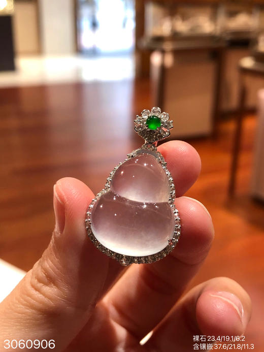 3060906，玻璃葫芦吊坠。具体价格微信咨询 商品图0