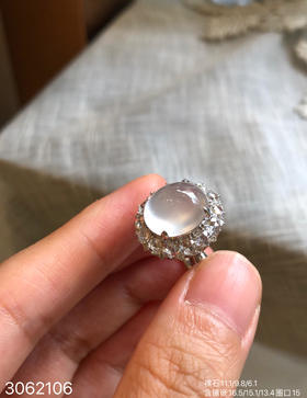 3062106，玻璃蛋面戒指。具体价格微信咨询