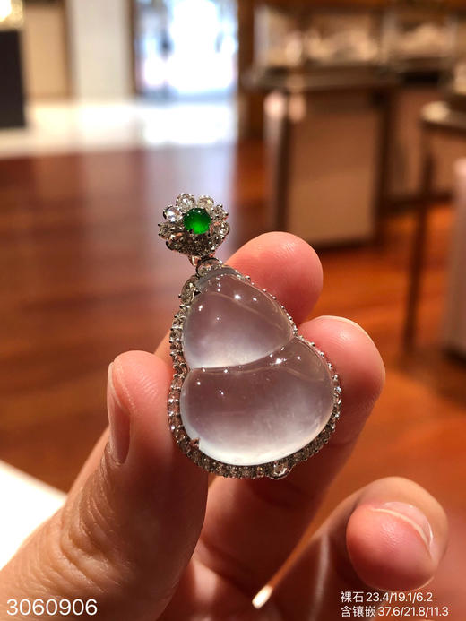 3060906，玻璃葫芦吊坠。具体价格微信咨询 商品图1